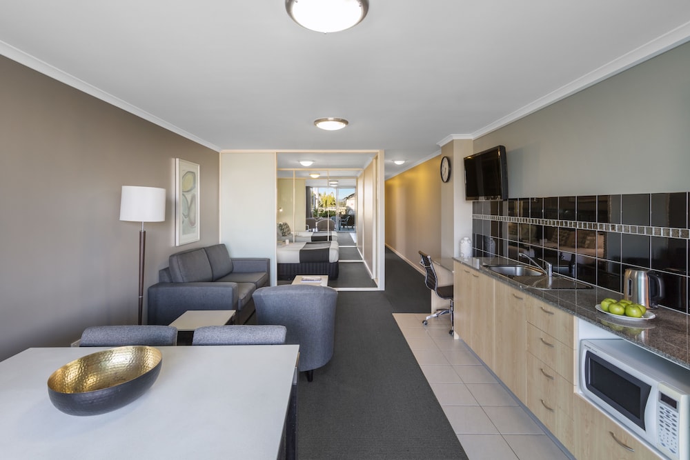 Deluxe Poolside Two Bedroom Apartment - Photo 6