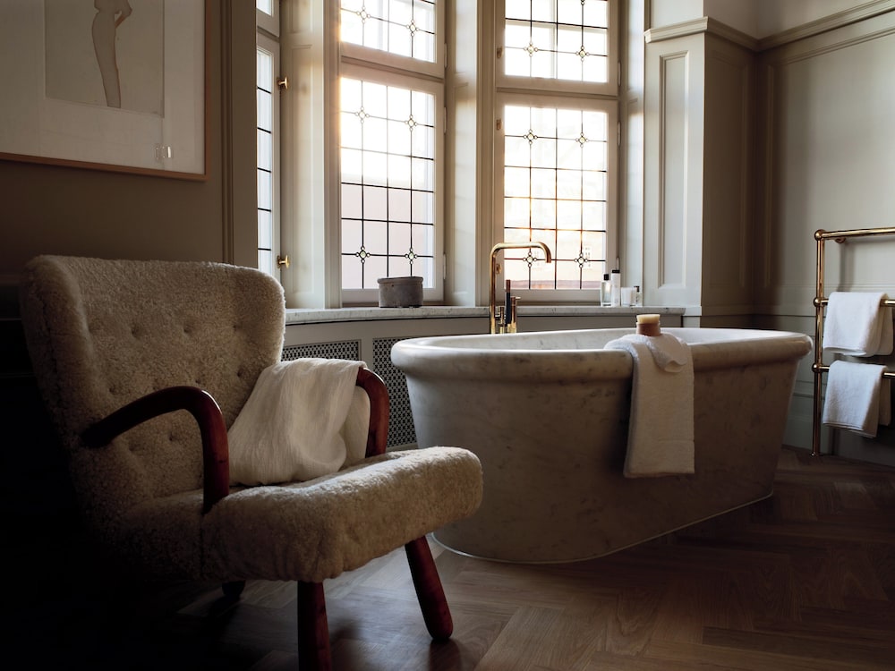 Suite, 1 King Bed, Garden View