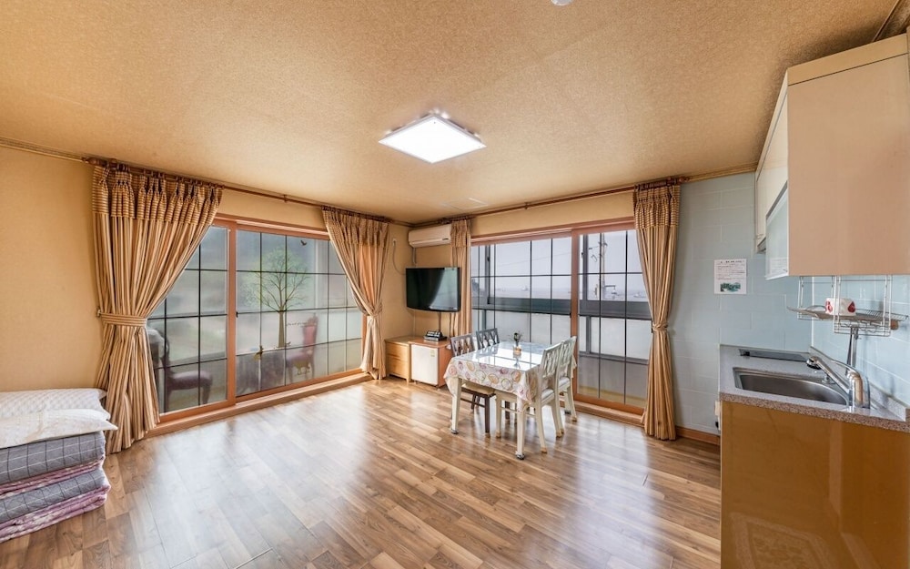 Couple Family Room (B) photo 1
