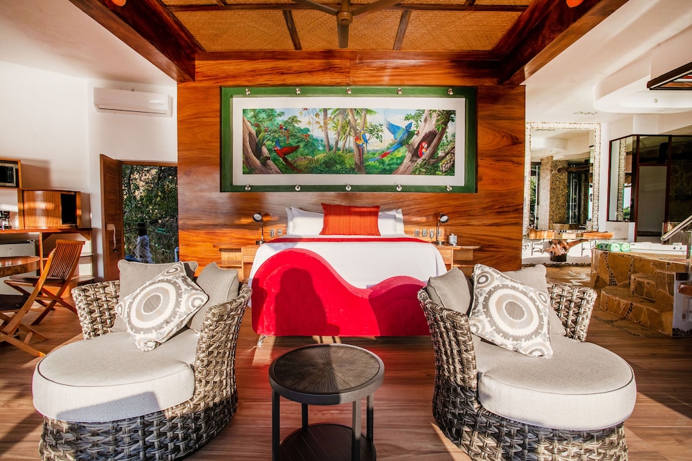 New Tower-macaw Love Nest Ocean View