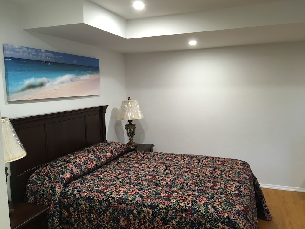 Basic Double Room Single Use, 1 Queen Bed, Kitchenette photo 2