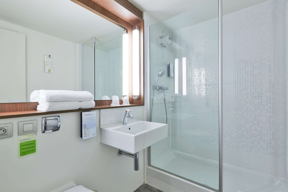 Standard Room, 2 Twin Beds - Photo 8