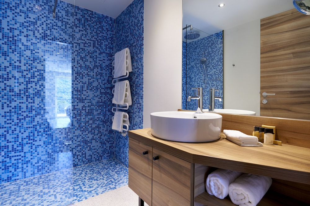 Superior Suite, 1 Bedroom, Balcony, Lake View thumbnail 5