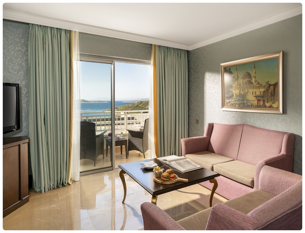 Superior Suite, 1 King Bed, Garden View photo 2