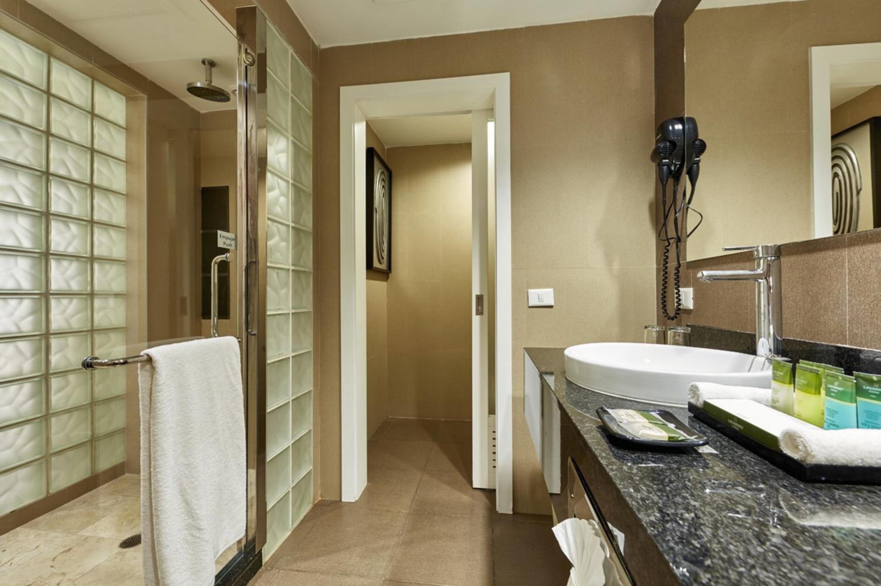Suite - Photo 3