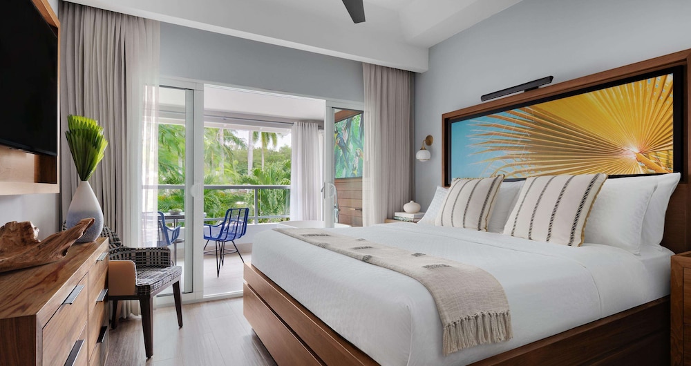 Luxury Room, Balcony, Poolside