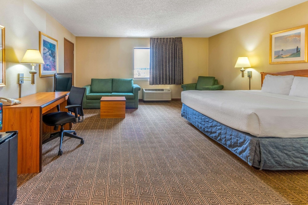 Deluxe Room, 1 King Bed, Non Smoking (Executive, Mountain/Pool View) - Photo 1