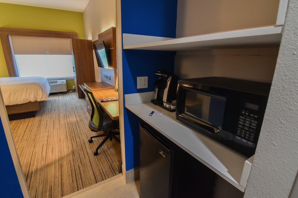 Standard Room, 1 King Bed, Accessible (Communications, Accessible Tub) - Photo 1