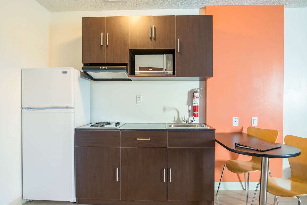 Deluxe Room, 1 Queen Bed, Non Smoking, Kitchenette - Photo 6