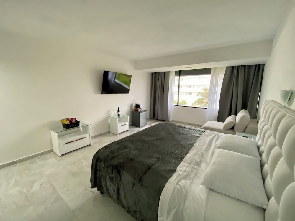 Signature Quadruple Room, 1 King Bed, Garden View, Beachfront