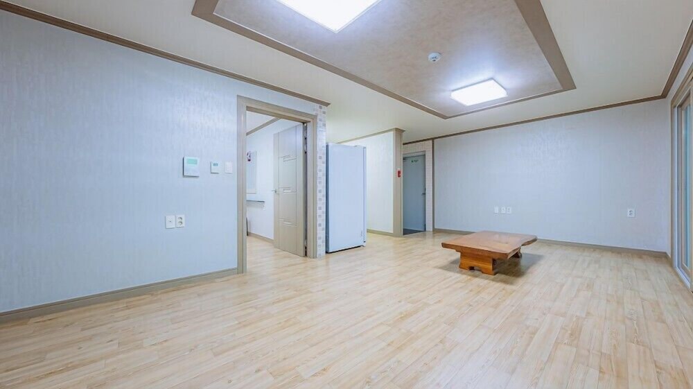 Room (Room 202) - Photo 2