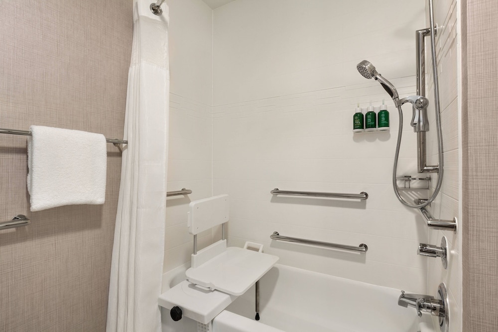Suite, 2 Bedrooms, Non Smoking, Fireplace - Photo 9