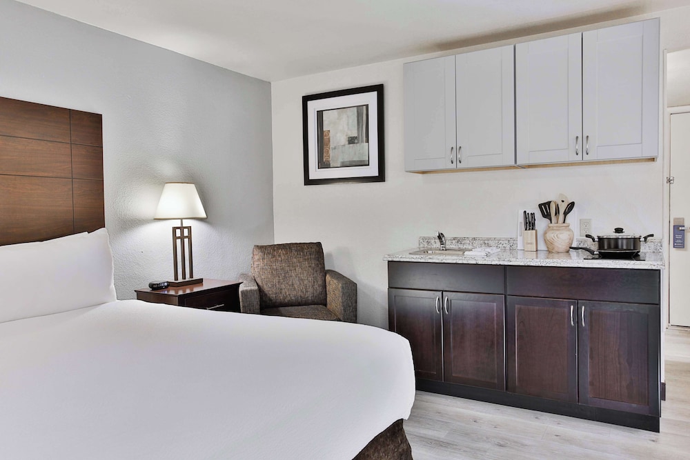 Standard Room, 1 Queen Bed, Non Smoking, Kitchenette photo 1