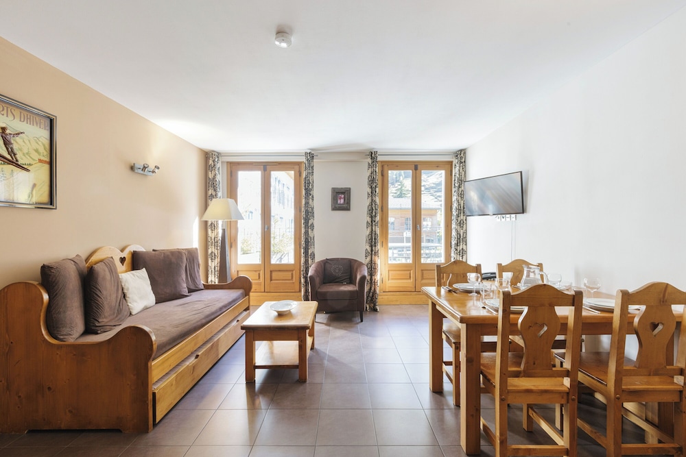 Family Apartment, Multiple Bedrooms (Vallorcine Loriaz 13 ski in / ski out)