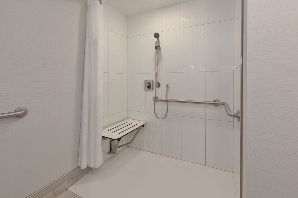 Standard Room, 1 King Bed, Accessible (Communications, Transfer Shower) - Photo 7