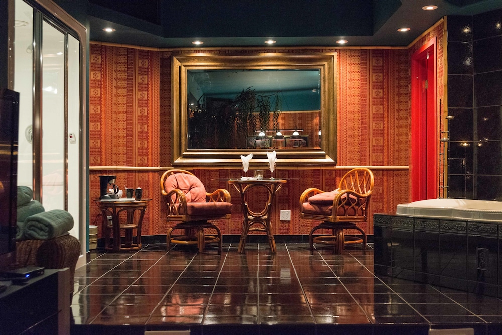 Waterfall hot tub suite with pool table, upgraded steam shower, sauna, and fireplace photo 3