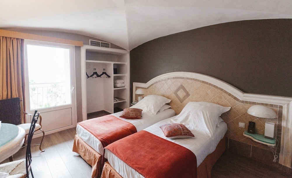 Superior Double Room, 1 Queen Bed, Balcony photo 2