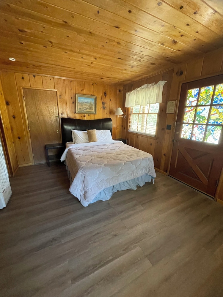 Cabin 9 - 1 Bedroom 1 Queen, 1 Twin Bed photo 1