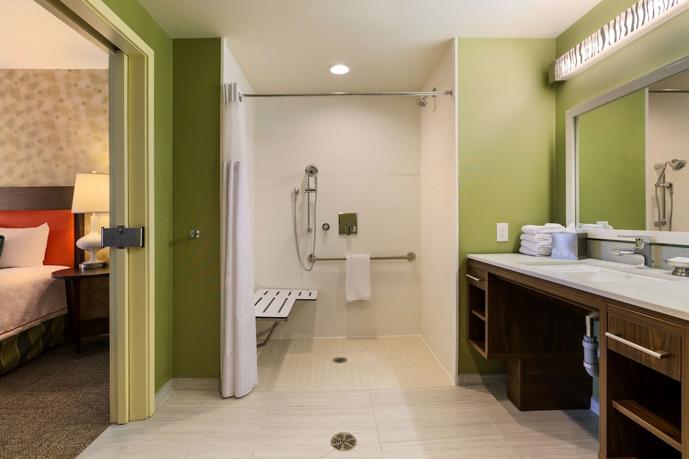 Suite, Accessible, Non Smoking (Roll-in Shower) thumbnail 6
