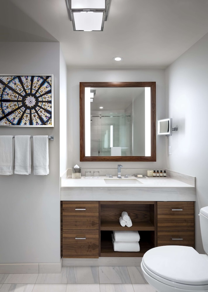 Fairmont Gold Harbour View Executive Suite 1 King thumbnail 5