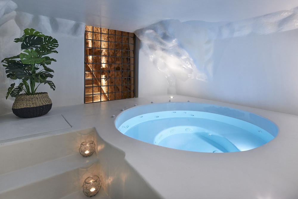 Deluxe Queen Suite with indoor Hot Tub - Photo 17