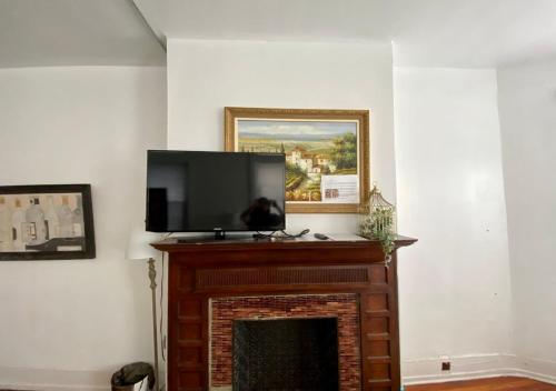 Family Room with Private Bathroom - Photo 6