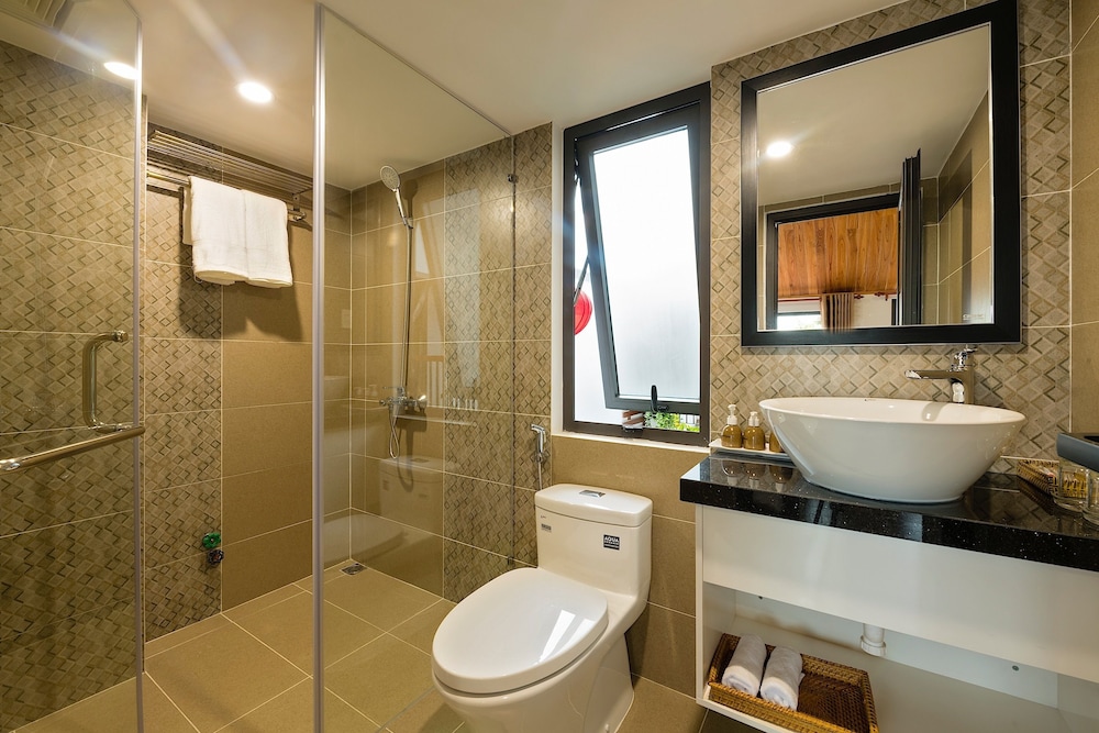 Deluxe Balcony With Courtyard View - Photo 3