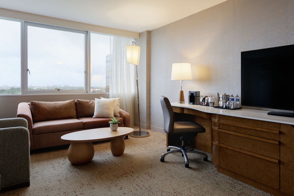 Traditional Room, 1 King Bed (Hearing Accessible) - Photo 3