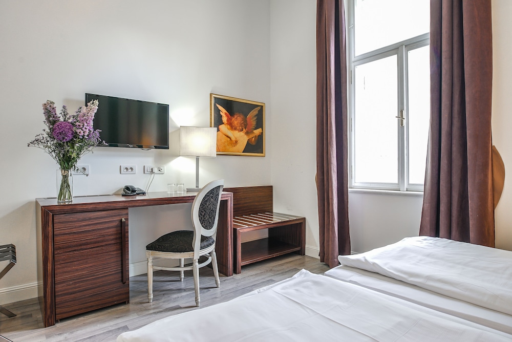 Double or Twin Room - Photo 3