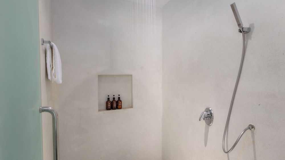 Landmark Room Free Laundry + Daily 60Min Massage + Mini Bar + Airport Pick-Up - Photo 7