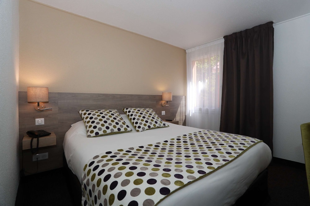 Standard Room, 1 Queen Bed, Non Smoking, Bathtub - Photo 12