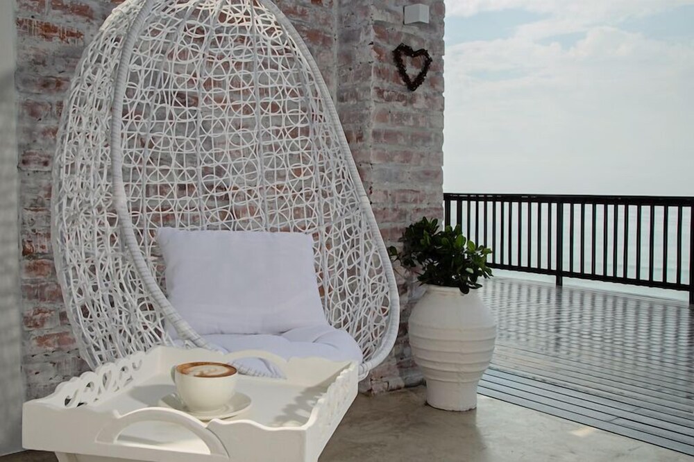 Luxury Double Room, 1 King Bed, Ocean View photo 2