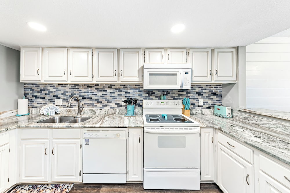 Signature Condo, Kitchen, Beach View photo 2