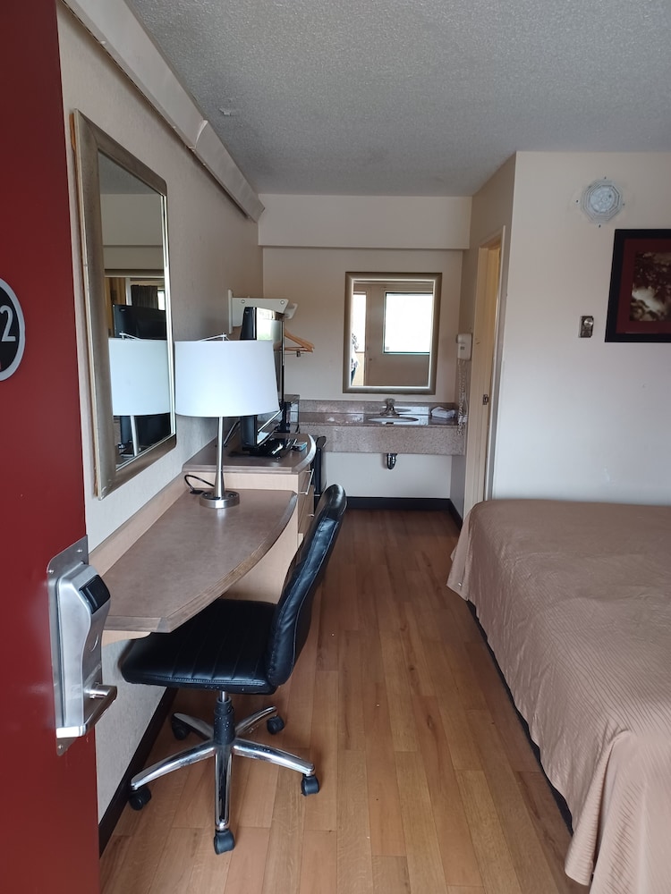 Standard Room, 1 King Bed, Accessible, Non Smoking photo 3