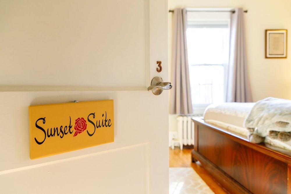 Suite, 1 Queen Bed (Sunset)