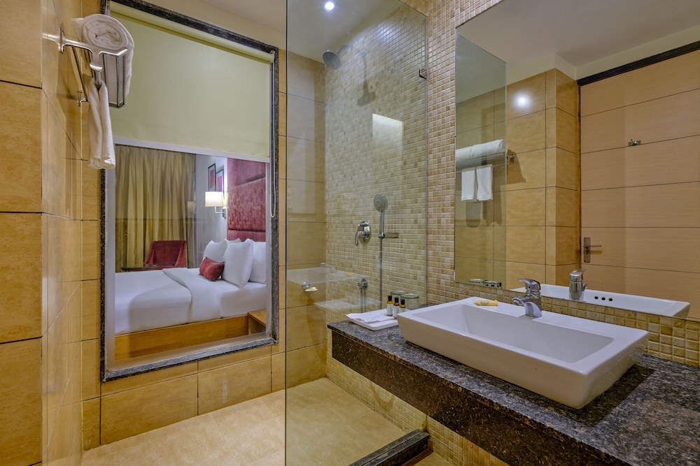 Deluxe Room, 1 King Bed, Non Smoking photo 3