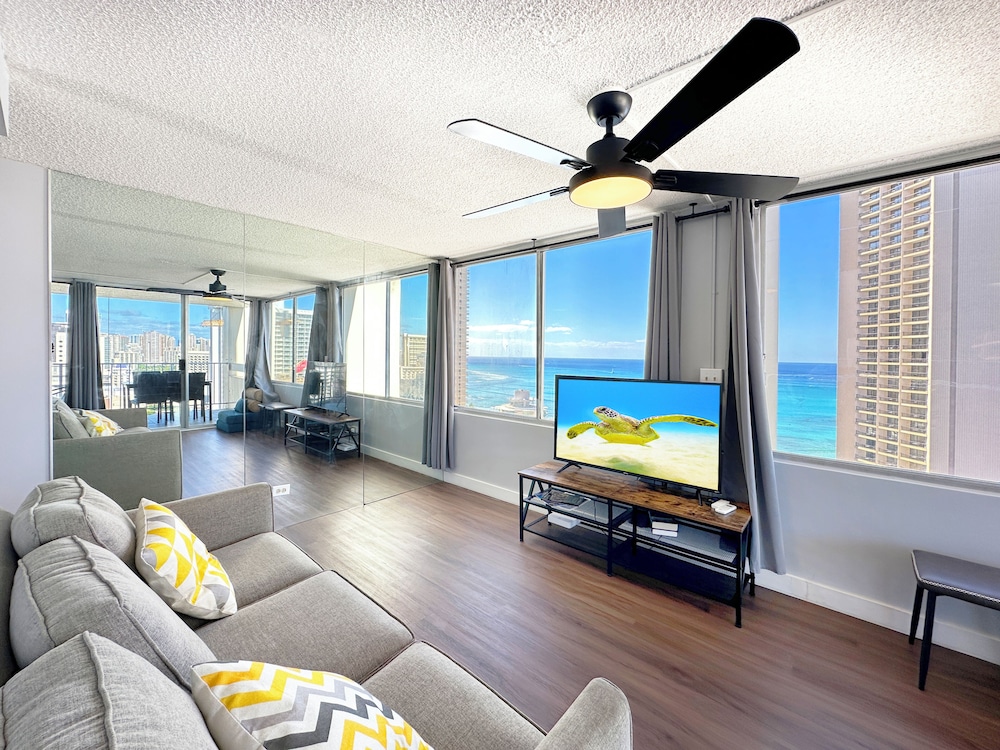 Pacific Monarch - 1 BR - Ocean & City Views: Apartment, 1 Queen Bed With Sofa Bed, Ocean View photo