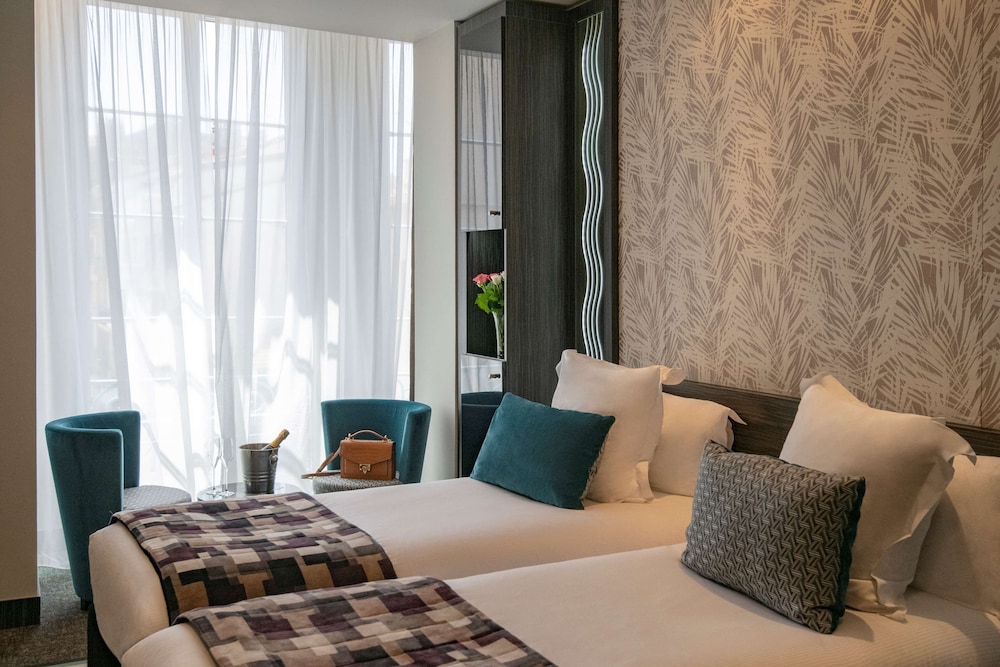 Junior Suite, twin beds, balneo bath