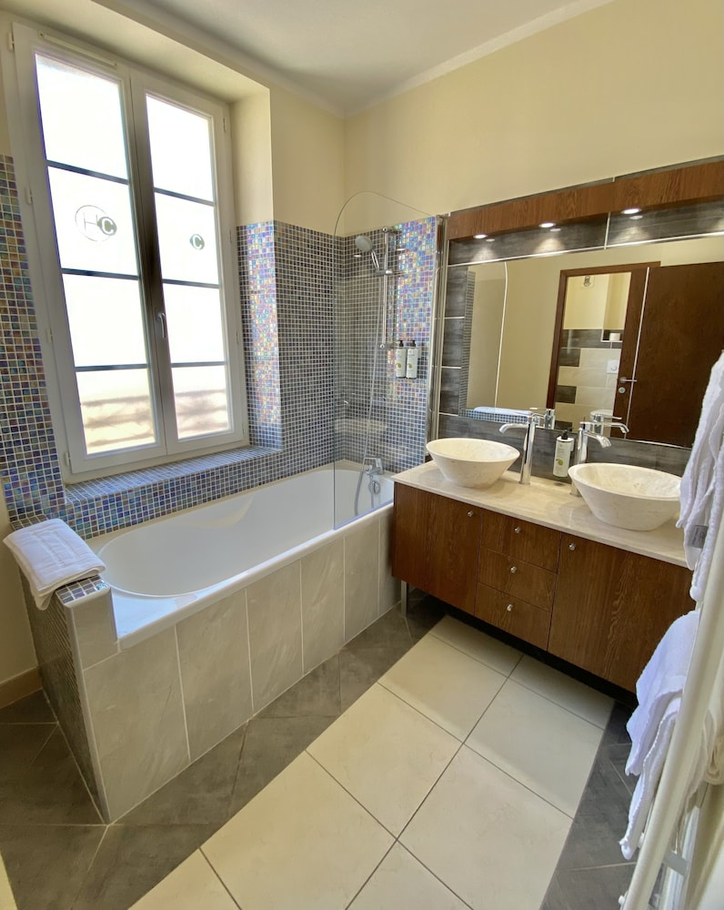Deluxe Room - Photo 15