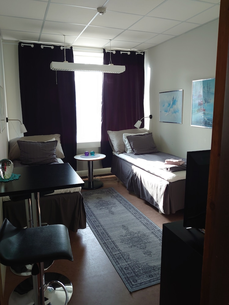 Basic Twin Room, Shared Bathroom photo 1