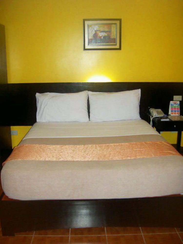 Standard Room, 1 Queen Bed photo 3
