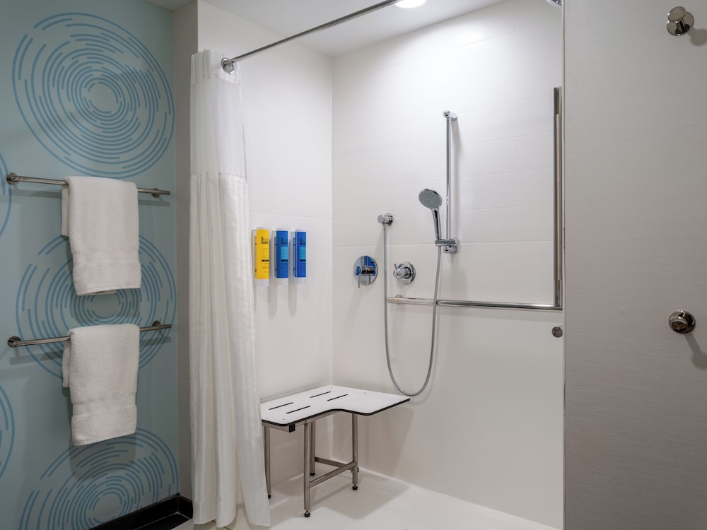 Room, 2 Queen Beds, Accessible (Hearing) - Photo 6