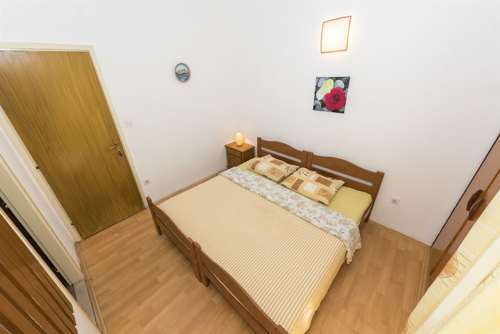 Room (S2)
