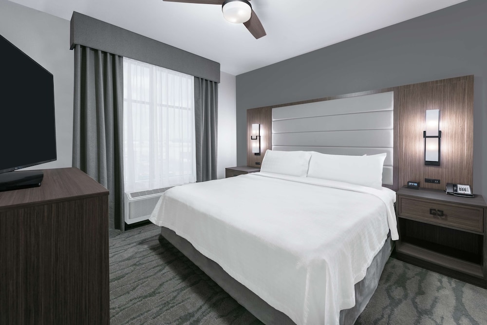 Suite, 1 King Bed, Accessible, Bathtub photo 2