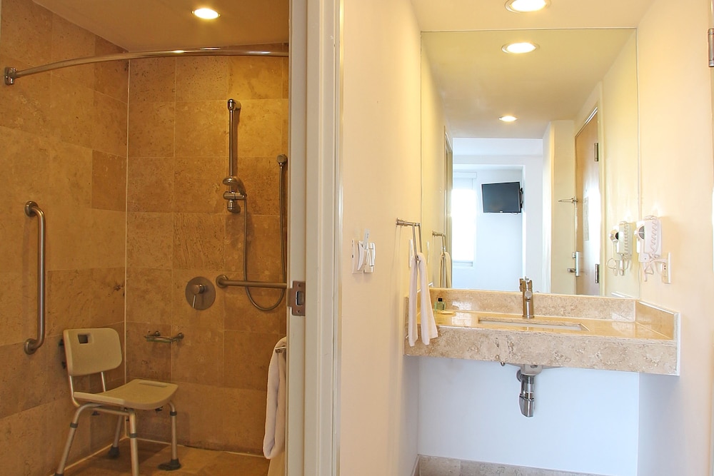 Standard Room, 2 Double Beds - Photo 5