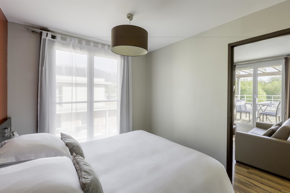 Suite, 1 Queen Bed with Sofa bed, Kitchenette (with Sofabed) photo 2