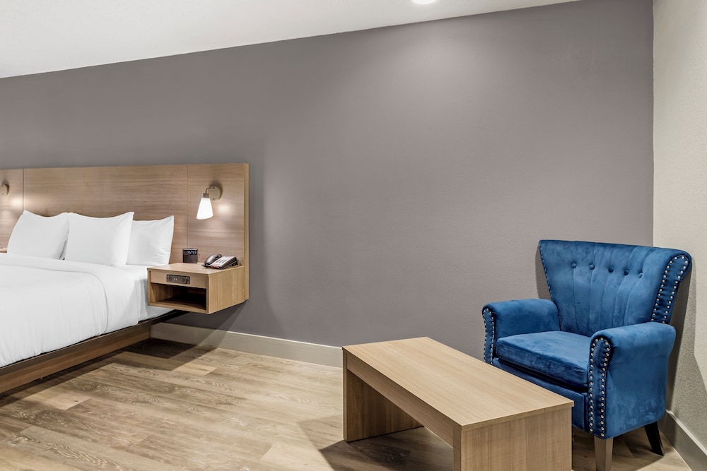 Standard Room, 1 Queen Bed, Non Smoking - Photo 9
