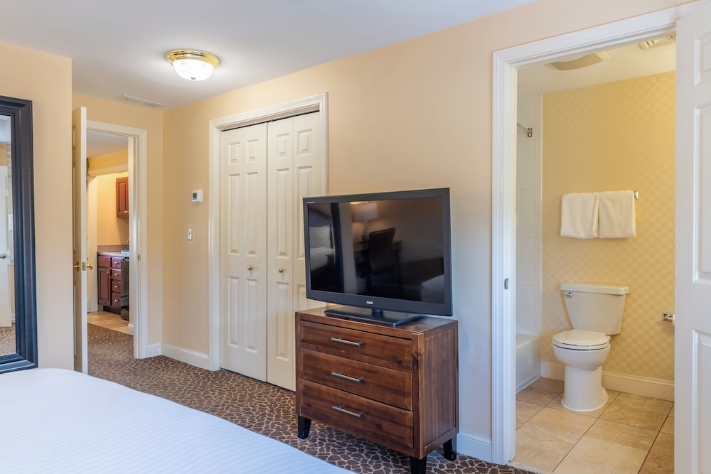 Suite, 1 King Bed, Non Smoking - Photo 3