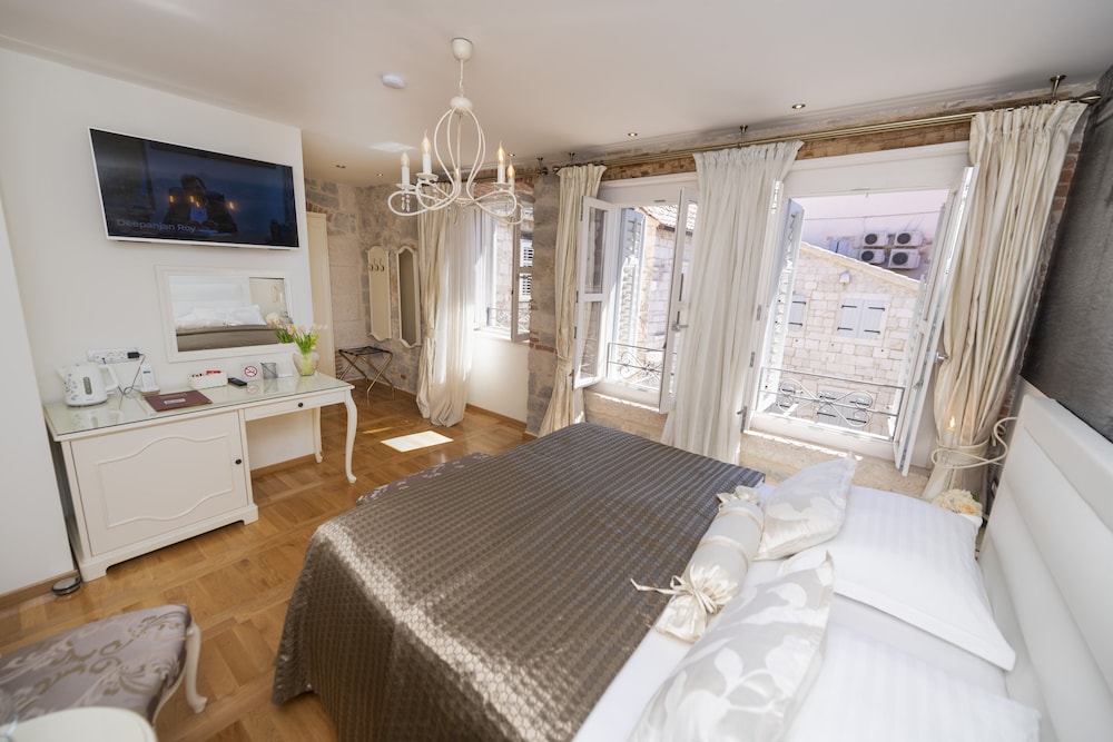 Deluxe Room, 1 King Bed photo 1