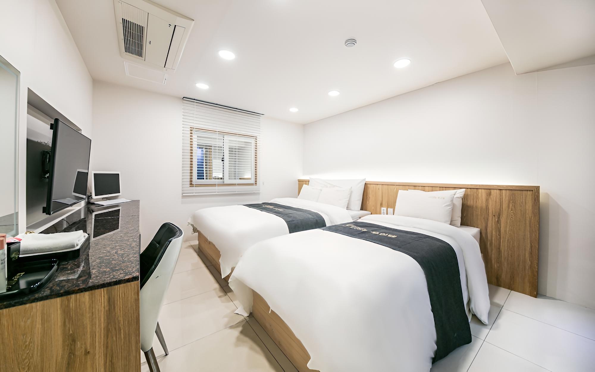 Room (Deluxe twin) photo 3